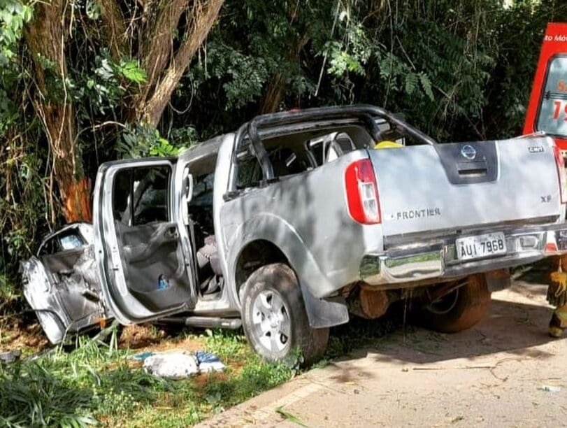Motorista dorme ao volante e caminhonete bate em árvore na MGC-260 em Cláudio