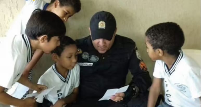 Policial lança projeto de biblioteca solidária