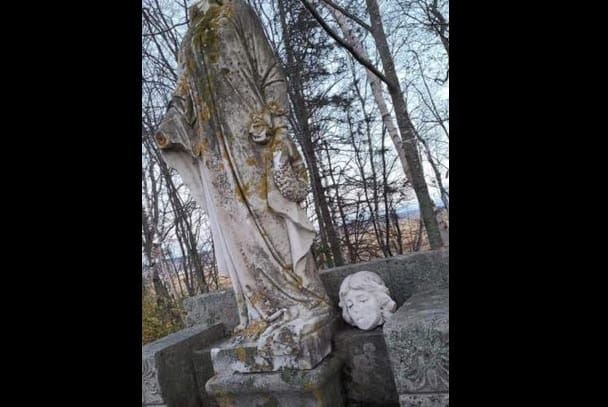 Mistério: Depois de 20 anos a cabeça de estátua reaparece em cemitério