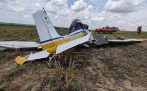Um piloto morreu na manh&atilde; desta quarta-feira (24), ap&oacute;s a queda de um avi&atilde;o monomotor, pr&oacute;ximo &agrave; rodovia BR-040, em Jo&atilde;o Pinheiro