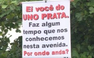 Mulher espalha cartazes em rua de BH &agrave; procura de homem que &lsquo;roubou beijo&rsquo; dela h&aacute; mais de 10 anos
