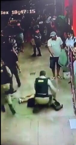 Policiais derrubam e imobilizam mulher com bebê no colo