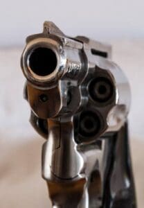 Homem com passagens pela polícia é baleado em Carmo de Cajuru