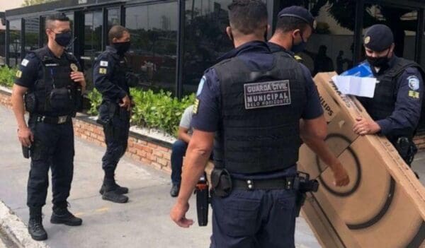 Casal é preso tentando furtar TV de 50 polegadas durante Black Friday