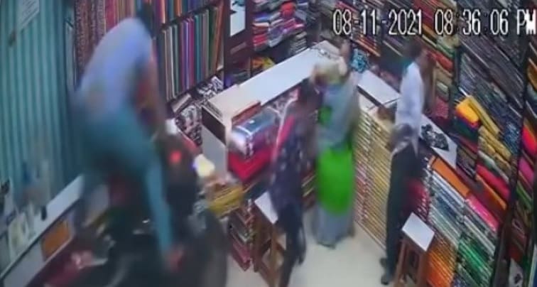 Motoqueiro perde o controle e invade loja