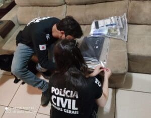 Opera&ccedil;&atilde;o da PCMG tem como alvo servidores da prefeitura e empresa de asfalto de Arax&aacute;