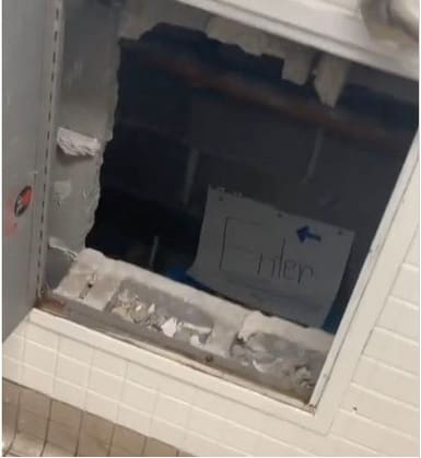 Estudante descobre passagem secreta dentro de banheiro