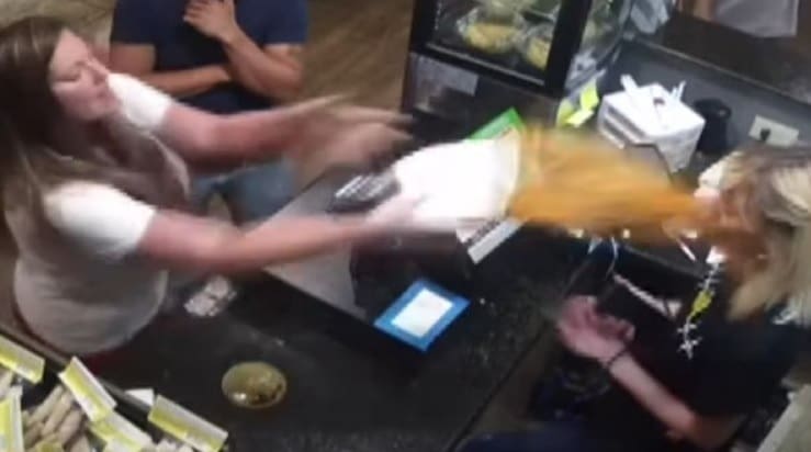 Cliente descontrolada atira na sopa na cara de atendente e revolta internautas
