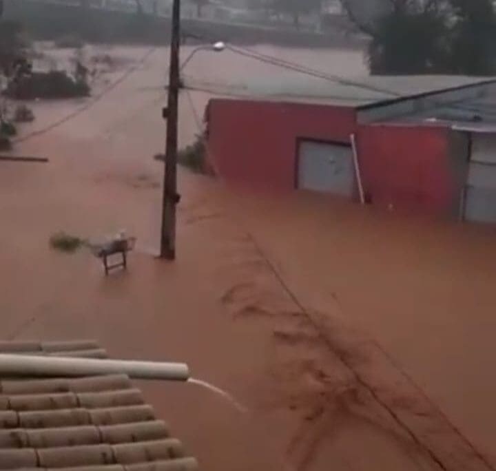 Chuva forte e granizo causam estragos em Nova Serrana; vejas os vídeos