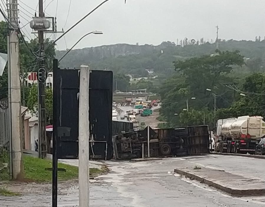 Carreta tomba na MG-050 e trânsito está parado na altura do bairro Icaraí em Divinópolis