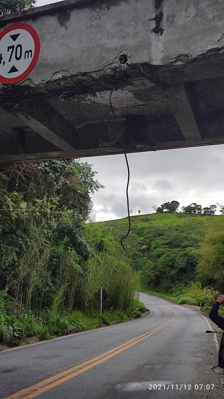 Vergalhão solto no viaduto sobre a BR494 entre Divinópolis e Oliveira danifica caminhões