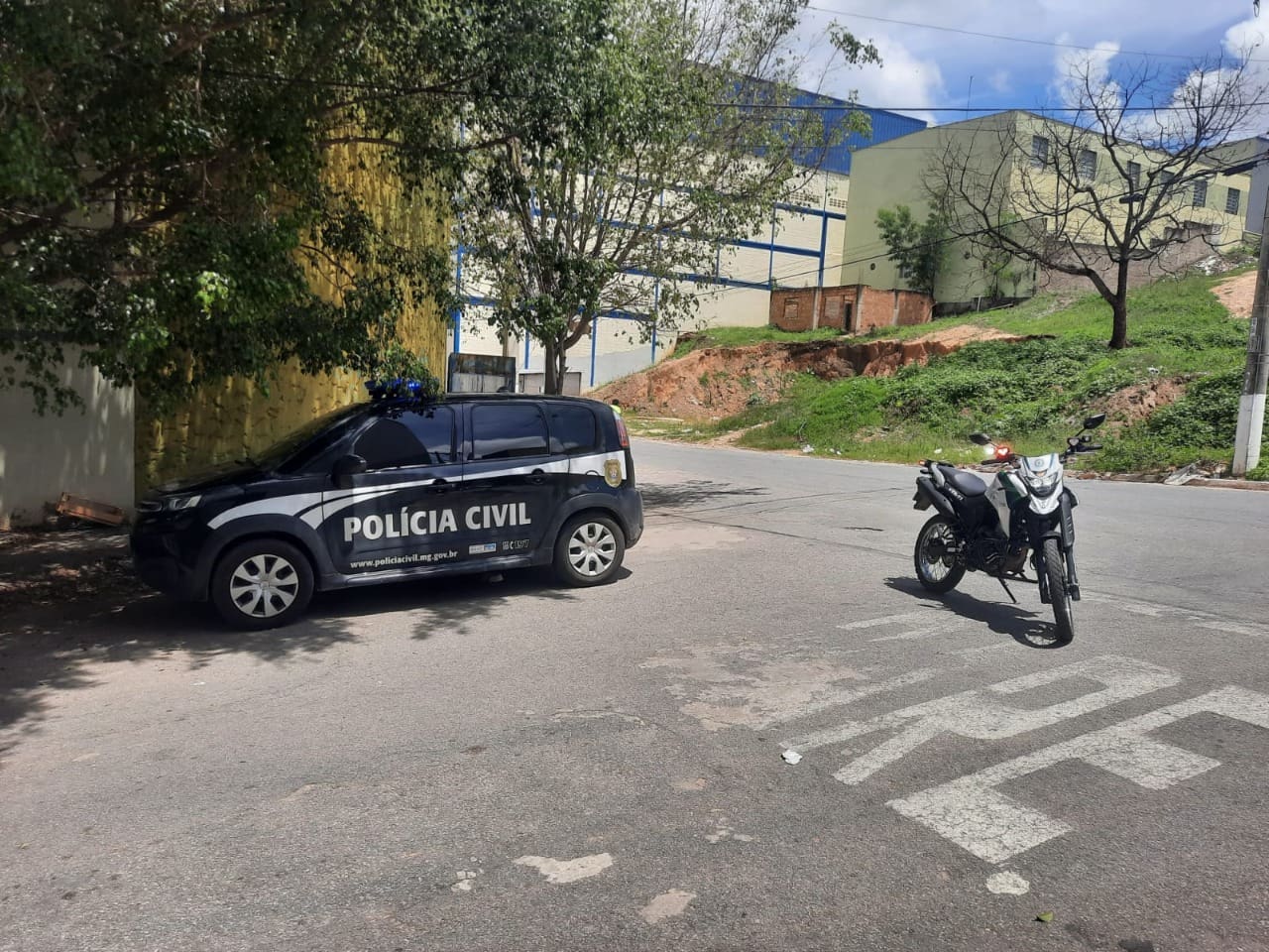 Nova Serrana: PCMG e Guarda Municipal apreendem drogas em carro clonado