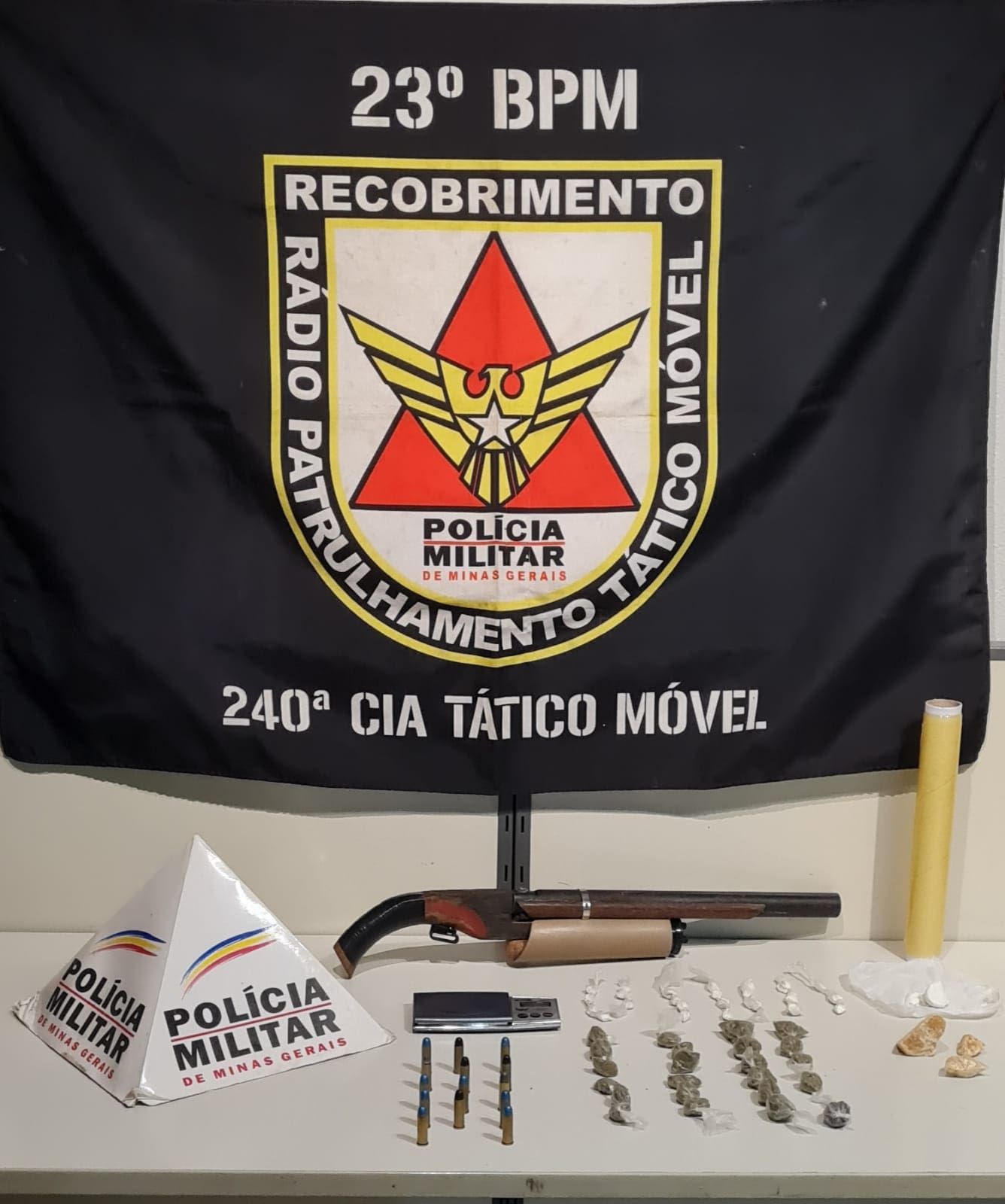 Polícia Militar prende acusado por tráfico de drogas e apreende um simulacro de arma de fogo