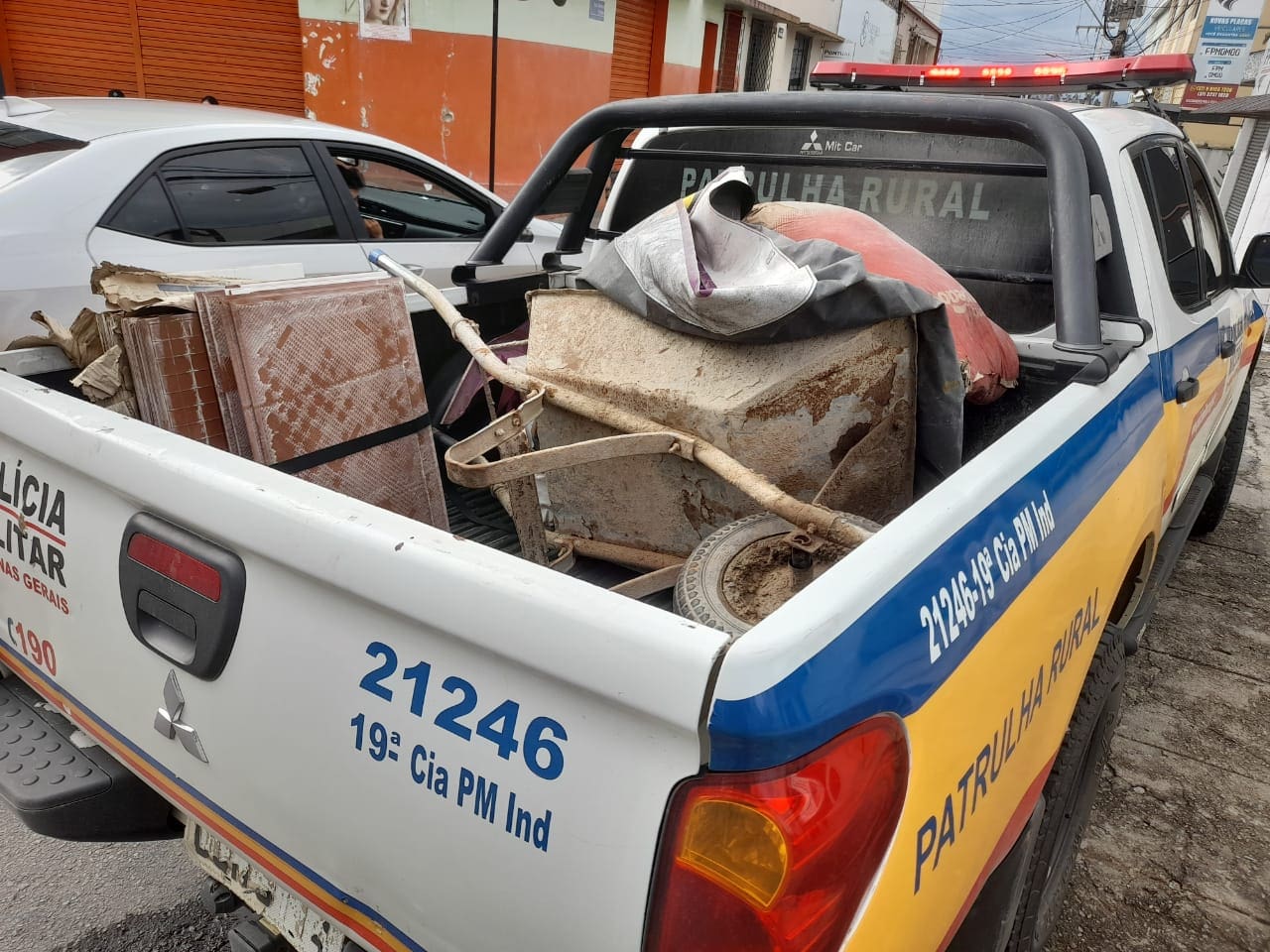 PM recupera materiais furtados em construção e apreende adolescente por receptação