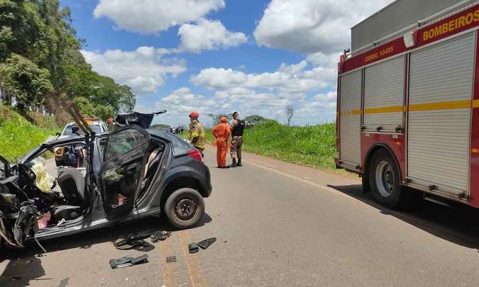 Duas pessoas morrem após batida entre carro e carreta na MG-444