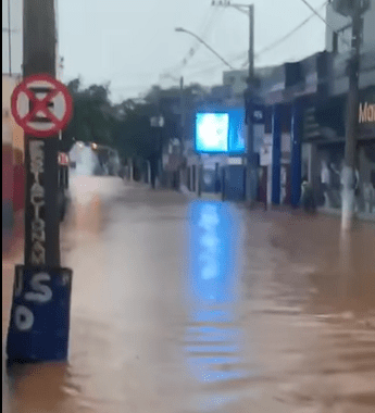 Chuva em Nova Serrana arrasta carro com pessoa dentro
