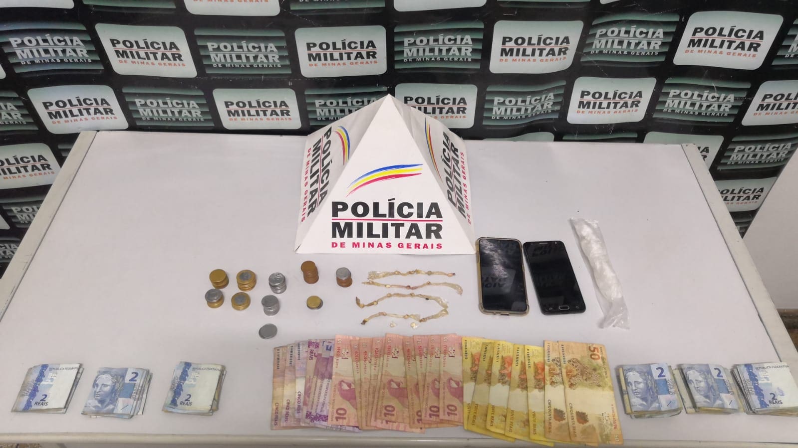 Após denúncias, PM prende casal com pedras de crack