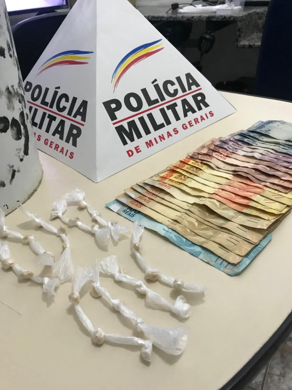 Ap&oacute;s receber den&uacute;ncia sobre tr&aacute;fico e algazarra em resid&ecirc;ncia, PM apreende drogas