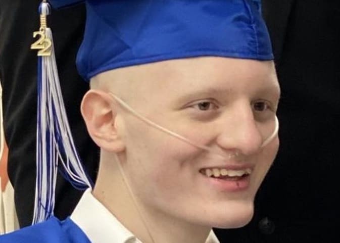 Adolescente com câncer em fase terminal conclui ensino médio e recebe homenagem