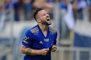 Meia Giovanni pode deixar o Cruzeiro.