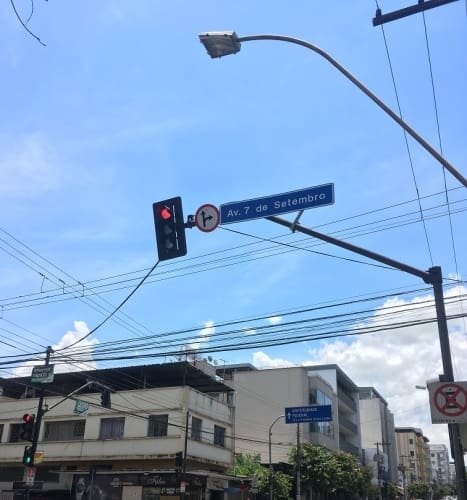 Semáforos voltam a funcionar na Rua Goiás