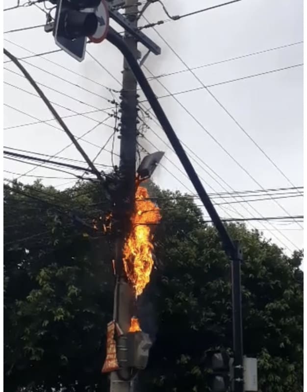 Padrão de energia elétrica pega fogo e semáforo é afetado
