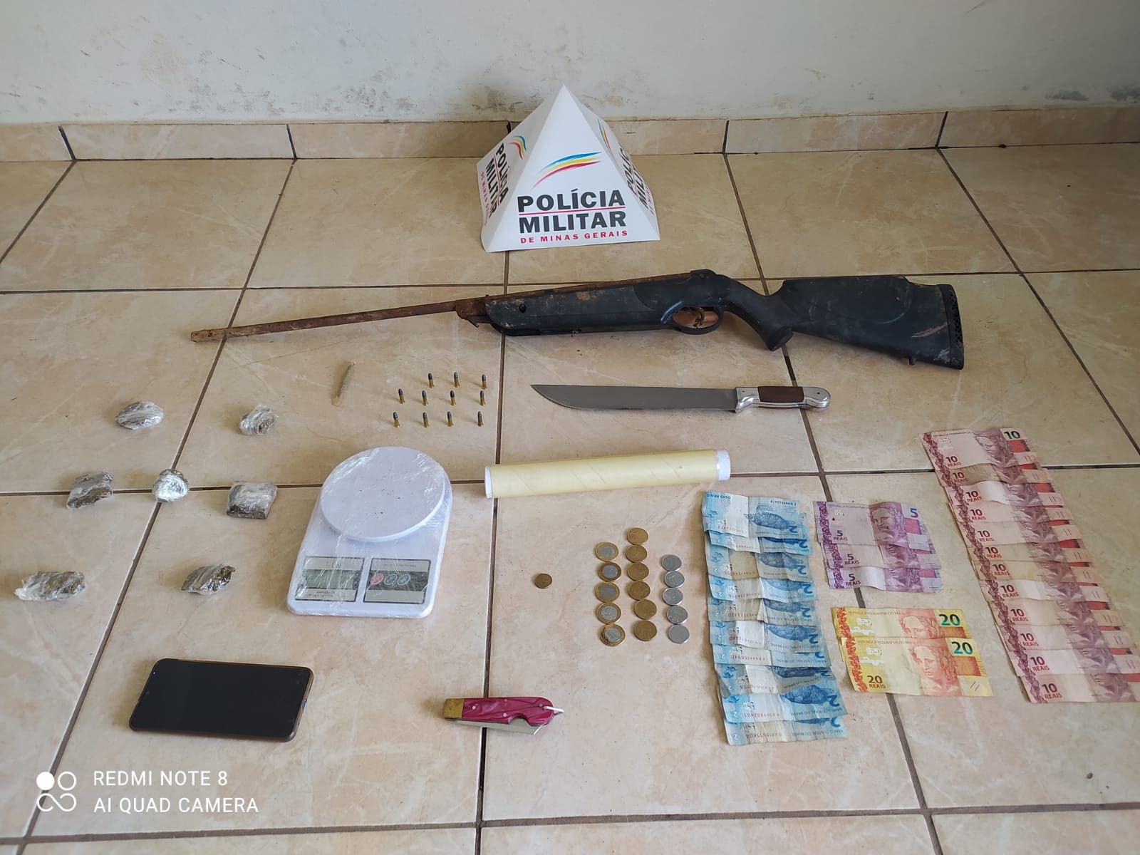 Militares apreendem drogas, arma de fogo e munições em Medeiros