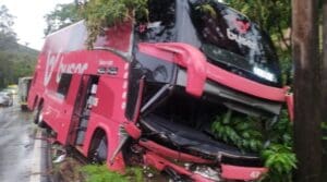 Cinco pessoas morreram em acidente entre carro e ônibus da Buser na BR-040, na Zona da Mata