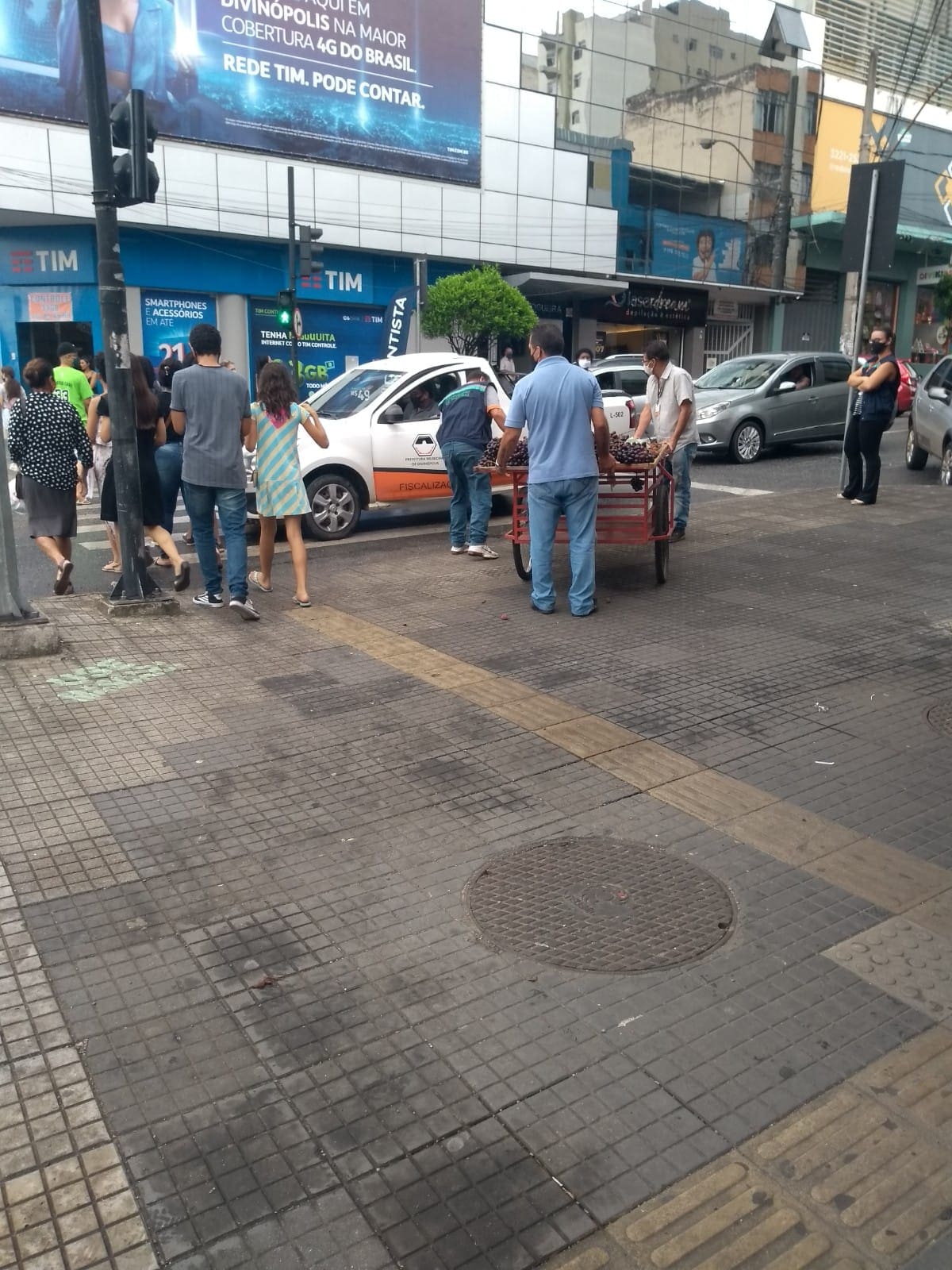 Fiscais da prefeitura de Divinópolis, recolhem barraca que estava vendendo fruta na rua Goiás