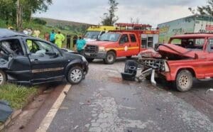 Acidente entre carro e caminhonete deixa uma pessoa morta e tr&ecirc;s feridas na BR-040