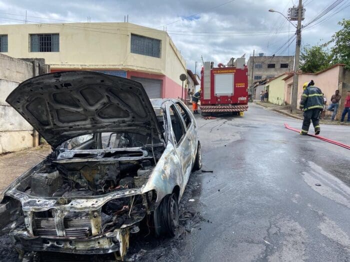 Carro pega fogo no Bairro Aeroporto em Ita&uacute;na, veja fotos