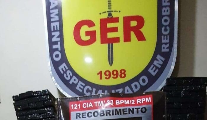 Jovem transporta mais de 600 barras de maconha após ser enganado pelo primo