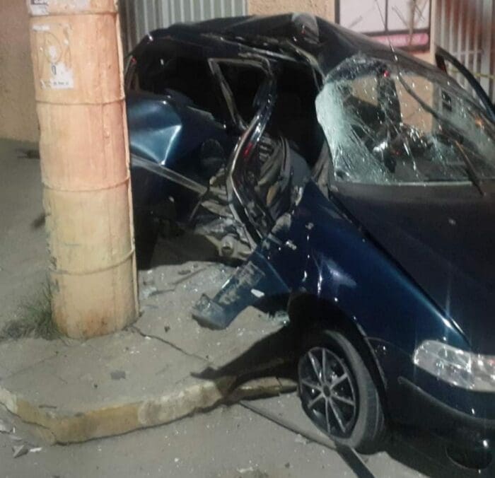 Cláudio: Mulher morre após colisão de carro com poste