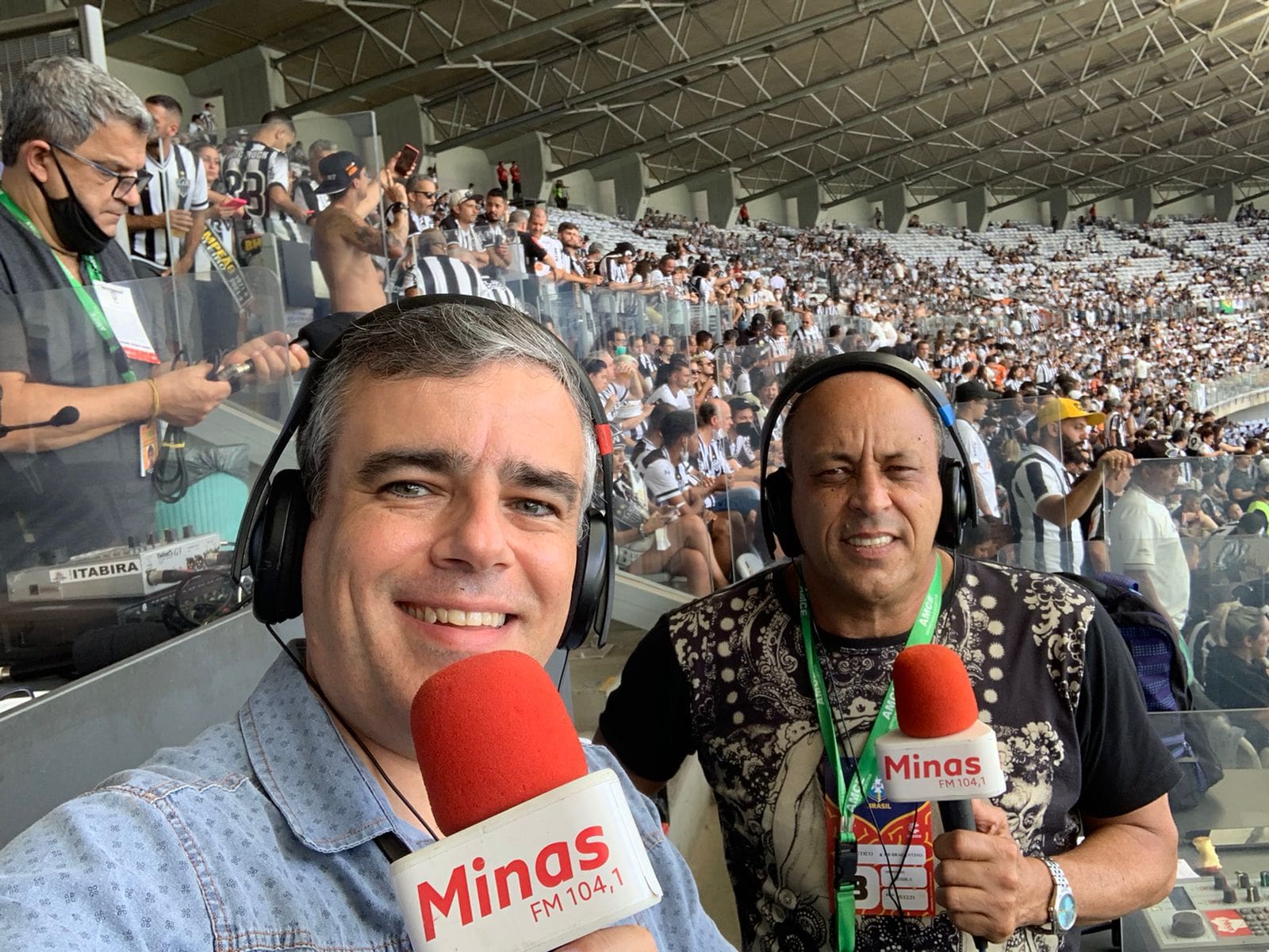 Keno responde a pergunta do repórter Oliveira Lima, da Minas FM, sobre os gols semelhantes, narrado por Leo Lasmar