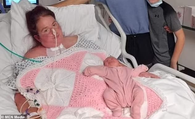 Mulher acorda do coma pós COVID e descobre que deu a luz a uma menina