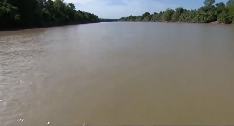 Homens são resgatados 48 h após embarcação naufragar em área infestada de crocodilos