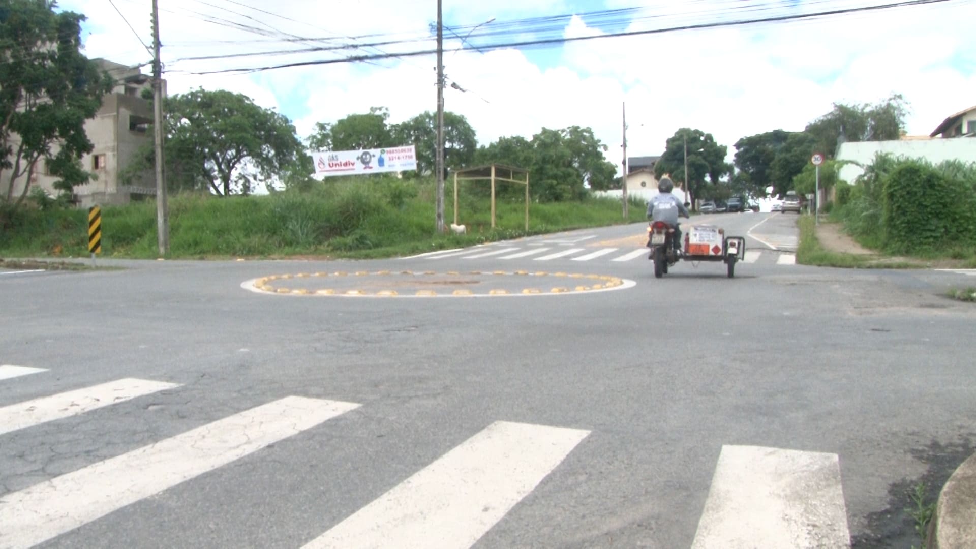 Após obras, moradores se queixam da alta velocidade de veículos na rua Ibirité