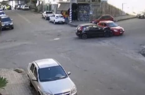 Vídeo: acidente entre dois carros no Centro de Divinópolis