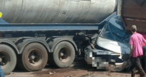 Caminh&atilde;o perde controle e atinge carros na BR-381