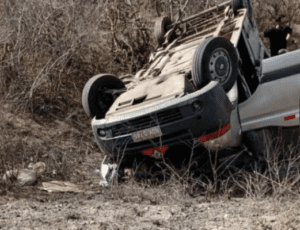 Van com equipe de Gusttavo Lima capota em estrada ap&oacute;s show