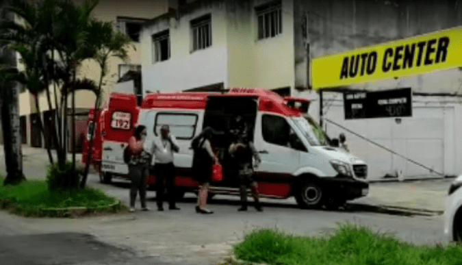 Acidente envolvendo carro e moto no centro de Divinópolis deixa mulher ferida