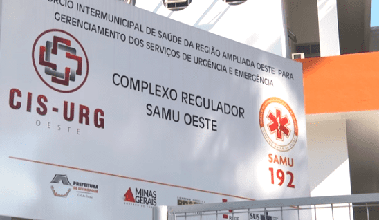 Acidente de carro no bairro Santa Lúcia em Divinópolis deixa duas pessoas feridas