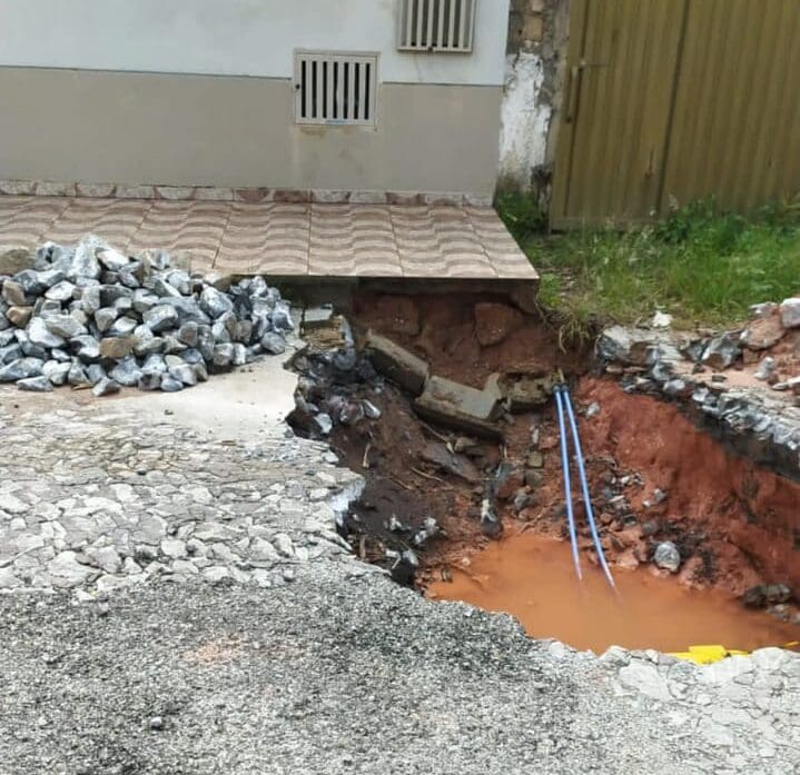 Moradores do Danilo Passos reclamam de cratera aberta há mais de um mês pela Copasa