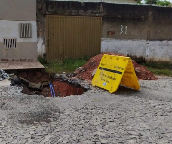 Copasa emite nota após reclamação de morador sobre obra inacabada