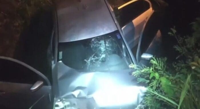 Carro cai em córrego no bairro São Judas em Divinópolis; motorista admitiu ter bebido