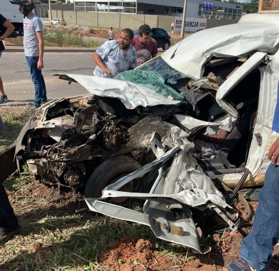 Urgente: grave acidente deixa motorista preso às ferragens na MG-050 próximo ao Icaraí; veja as imagens