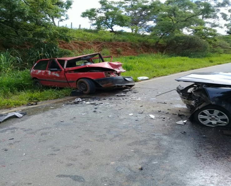 Mulher morre em acidente de carro na MG 260 em Claudio e internautas filmaram o momento do acidente