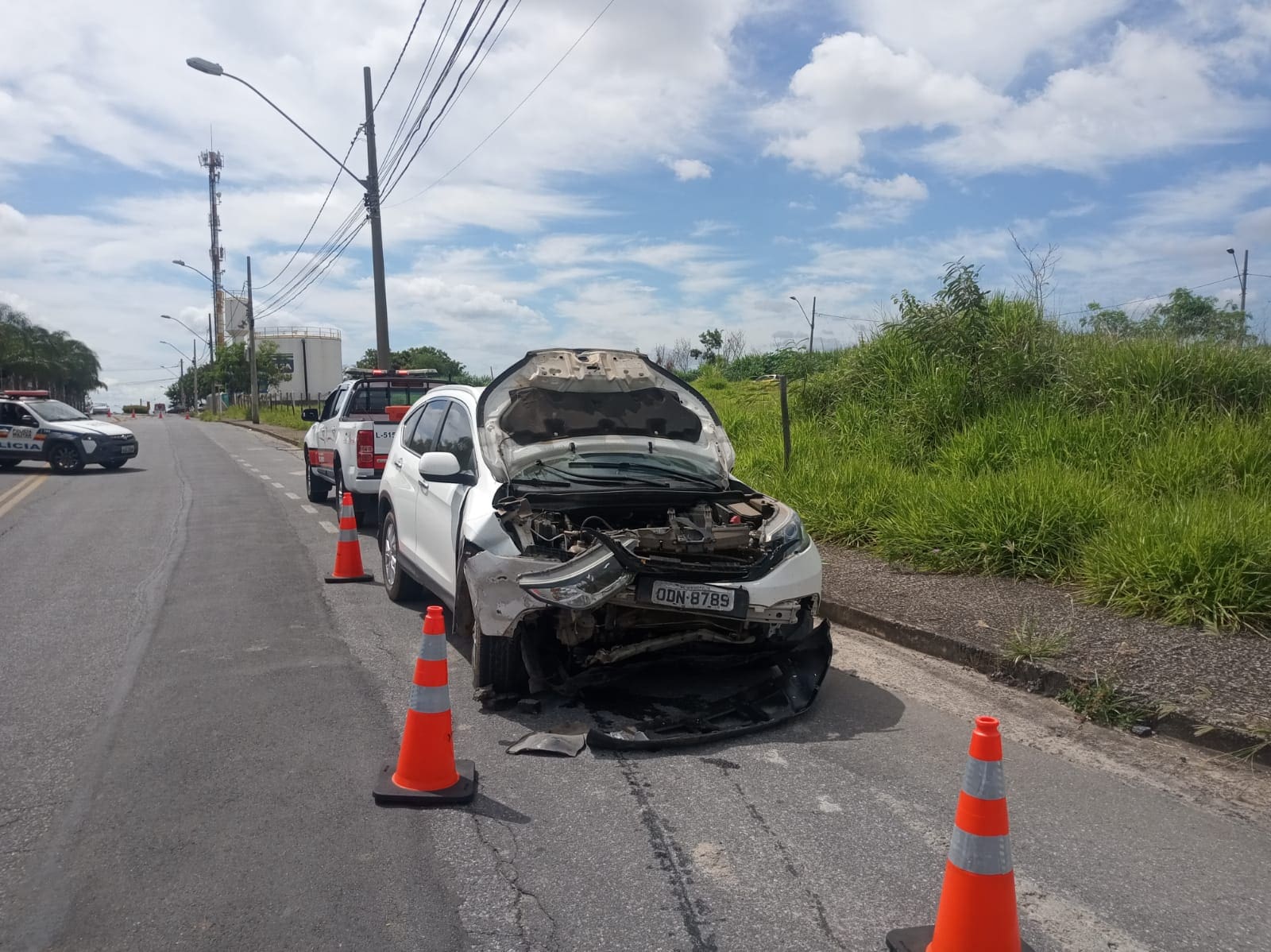 Acidente de carro no bairro Liberdade em Divinópolis deixa 3 feridos