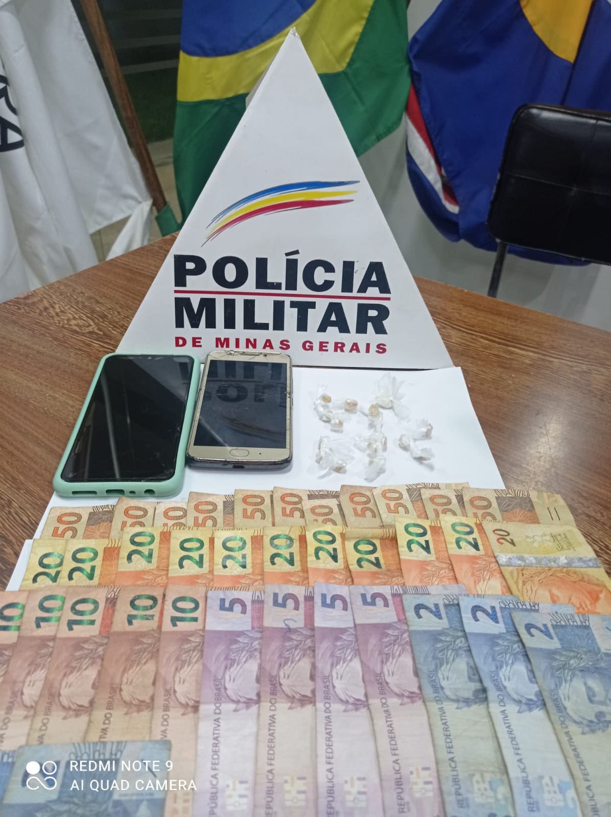 Em ação rápida da PM, homem é preso e adolescente apreendido por envolvimento com o tráfico de drogas