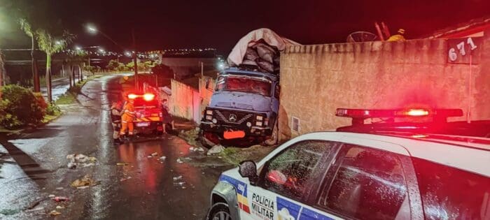 Acidente envolvendo caminh&atilde;o em Bom Despacho